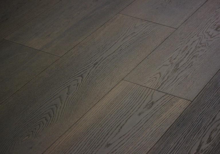 Il colore unico del legno affumicato: parquet di pregio da tecniche antiche